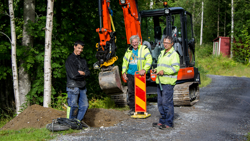 Nätet byggs med gemensamma krafter.