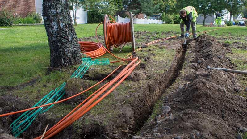 Gräver för fiber till villa