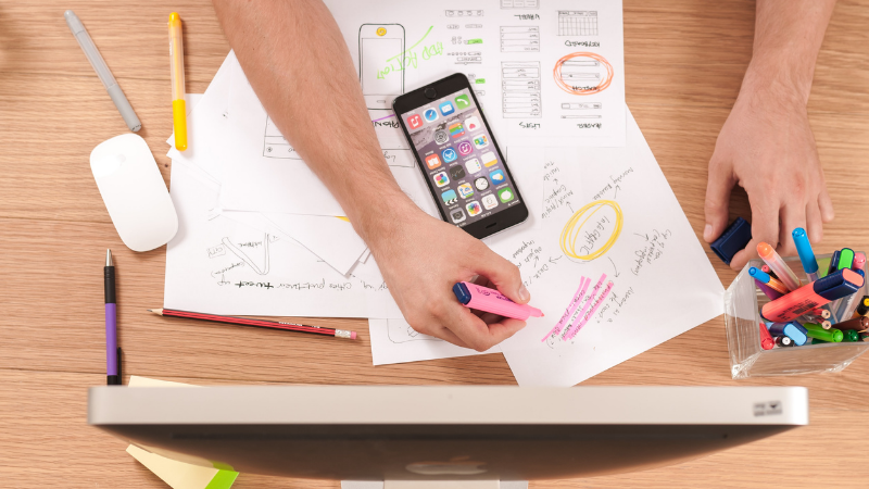 Arbete vid skrivbord. Foto: firmbee.com/unsplash